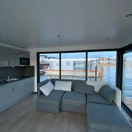 Feriehus Hausboot Trinity *