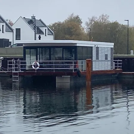 Hausboot Trinity *