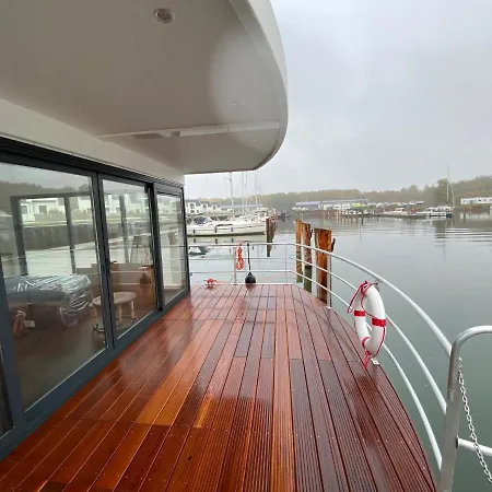 Feriehus Hausboot Trinity *